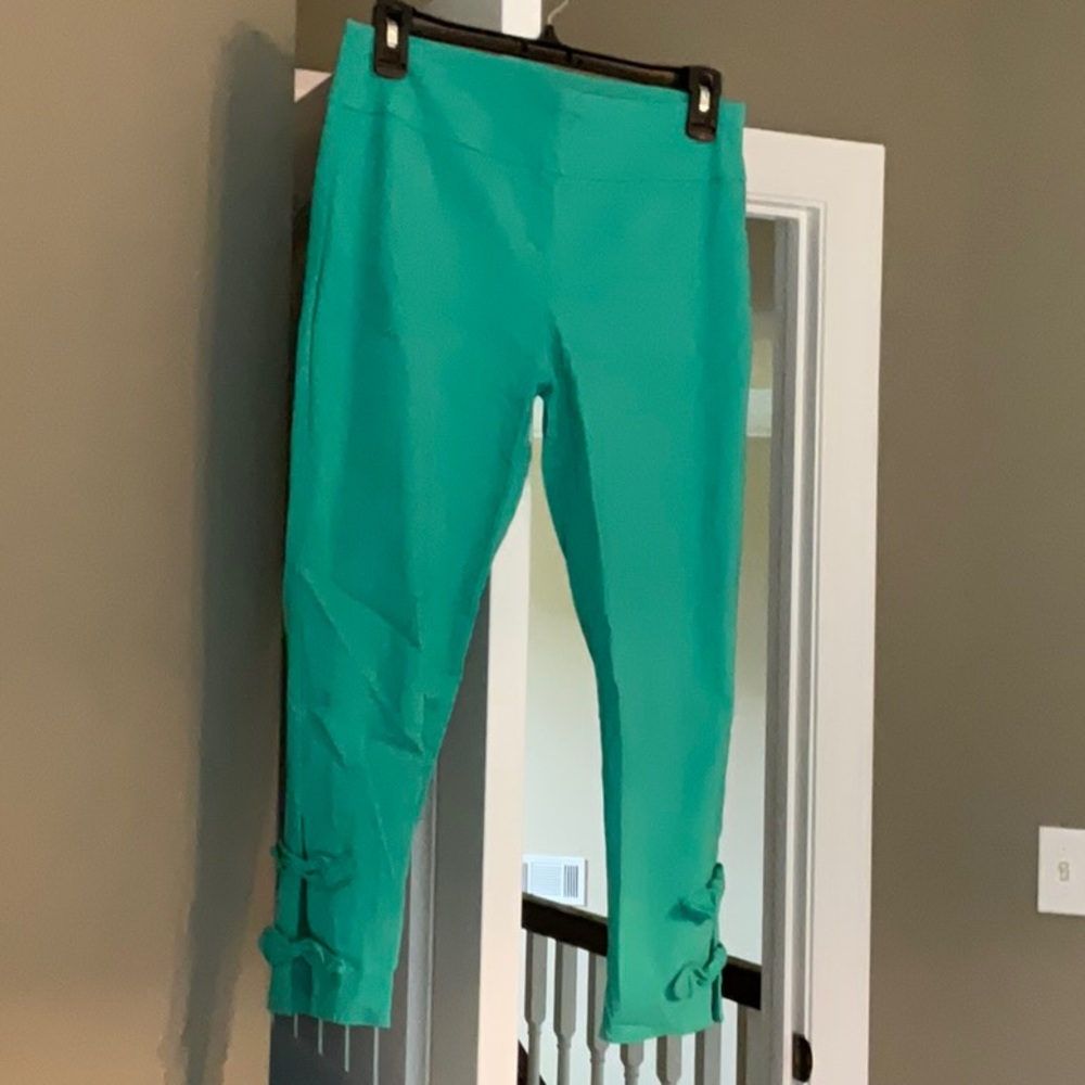 Crown & Ivy green cropped pants